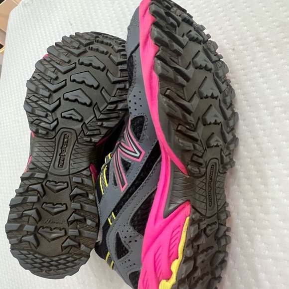 COPY - New Balance 573 trail running shoes wide width - Picture 6 of 9